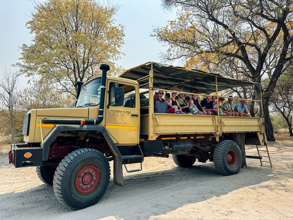Overland truck met reizigers tijdens kampeer-groepsrondreis door Zuidelijk Afrika, van Kaapstad naar Victoria Falls.