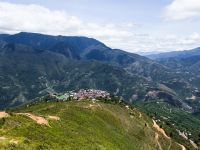 Uitzicht op een bergdorp in de Andes tijdens de route Argentinië, Bolivia en Peru (28 dagen).