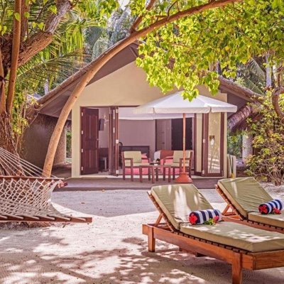 Hangmatten tussen palmbomen op een tropisch strand tijdens groepsrondreis Sri Lanka en Malediven.
