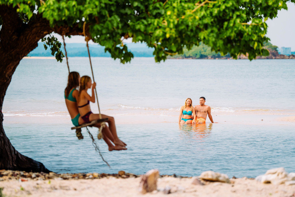 Gezin geniet van strand en zee in Thailand tijdens familiereis Noord en Zuid.