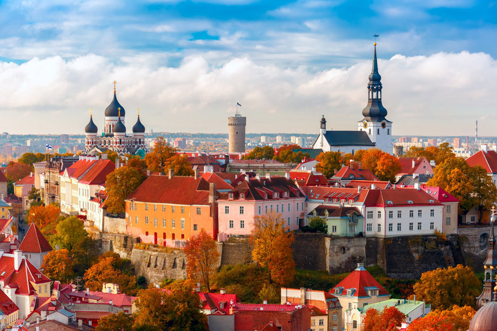 Panorama van de oude binnenstad van Tallinn met Toompea-kasteel en Alexander Nevski-kathedraal in herfstkleuren.