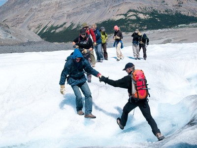 Gletsjerwandeling in de Canadese Rockies tijdens Route Canada, met groep reizigers op het ijs.