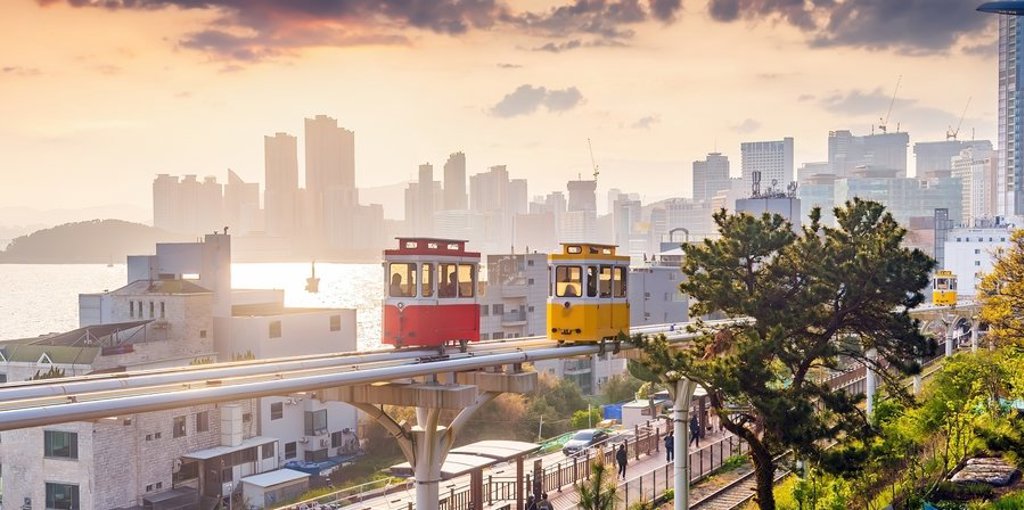 Skyline van Seoul met wolkenkrabbers langs de rivier tijdens een groepsrondreis Zuid-Korea.
