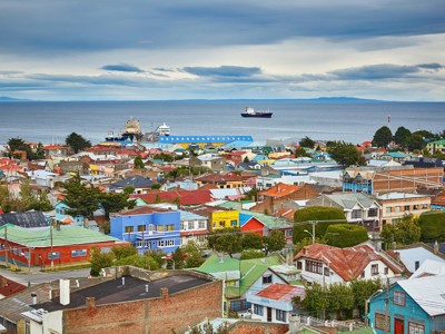 Uitzicht over Punta Arenas met kleurrijke huizen en de haven aan de Straat van Magellaan.