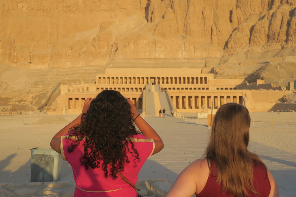 Reizigers kijken uit over de tempel van Hatsjepsoet bij Luxor tijdens een groepsrondreis Egypte.