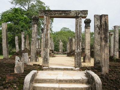 Oude tempelruïnes met stenen poort en Boeddhabeeld in Polonnaruwa, Sri Lanka.