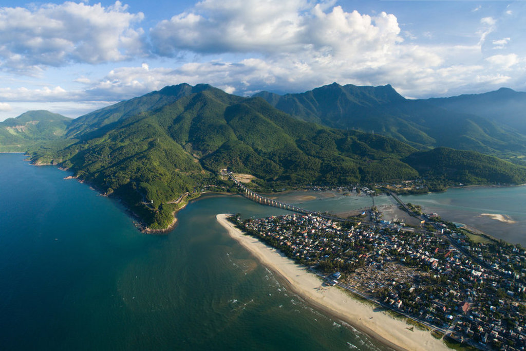 de kust van Vietnam met strand, stad en groene bergen.