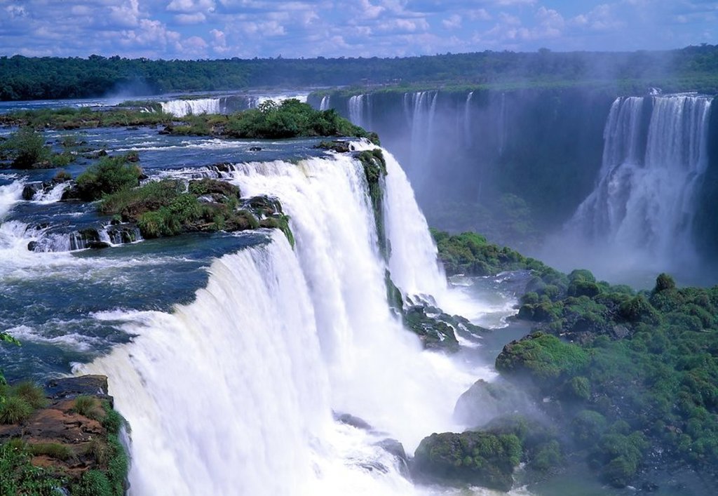 Watervallen van Iguaçu op de grens van Brazilië en Argentinië, met nevel en groen regenwoud eromheen.