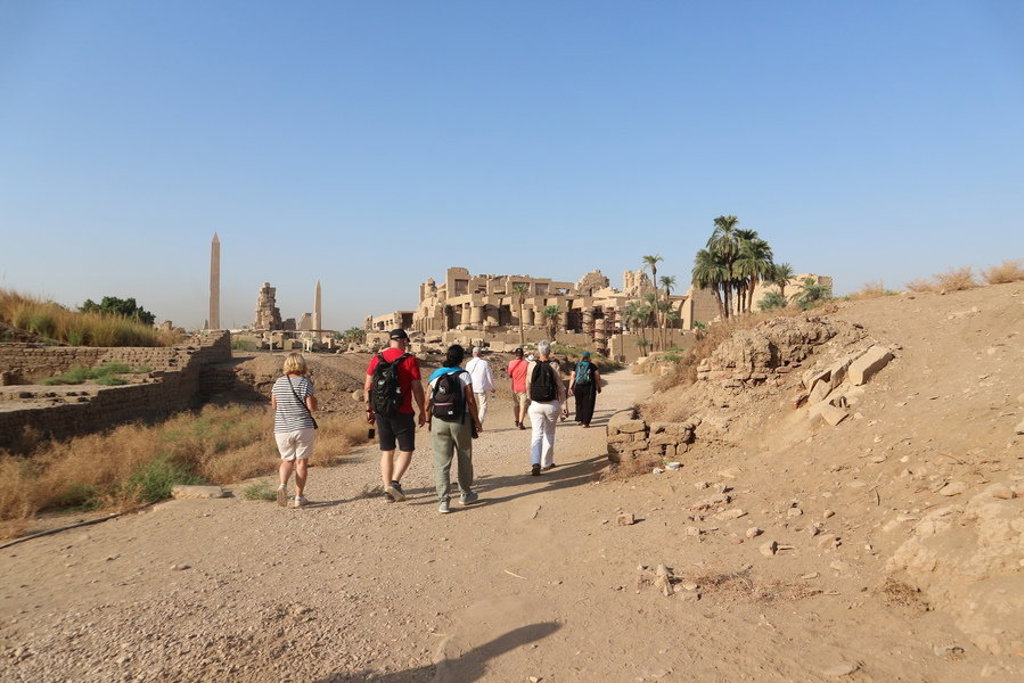 Groep reizigers wandelt door het tempelcomplex van Karnak in Egypte tijdens de rondreis Egypte Hoogtepunten.