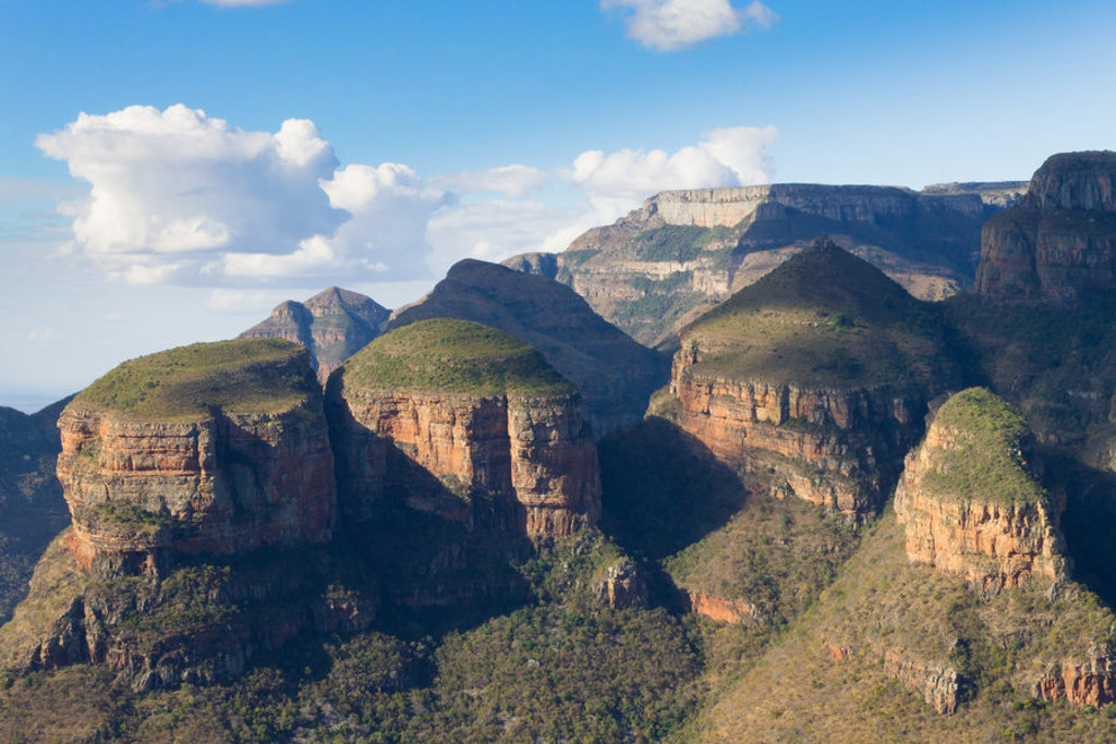 Rotsformaties en groene tafelbergen in de Blyde River Canyon tijdens groepsrondreis Zuid-Afrika, eSwatini en Lesotho.