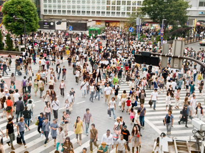 Drukke kruising in Tokio met grote mensenmassa, onderdeel van de Route Japan 20 dagen.