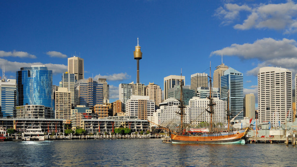 Skyline van Sydney met Sydney Tower en een zeilschip in de haven, Australië.