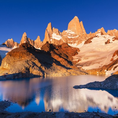 Bergtoppen en gletsjermeer in Patagonië bij zonsopkomst tijdens de groepsrondreis Patagonië en Paaseiland.