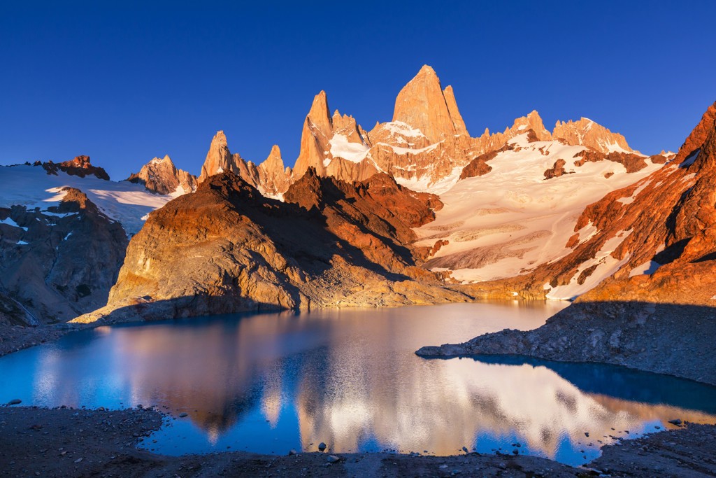 Bergtoppen en gletsjermeer in Patagonië bij zonsopkomst tijdens de groepsrondreis Patagonië en Paaseiland.