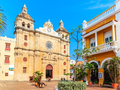 Kathedraal en kleurrijke gevels aan een plein in Cartagena, Colombia, tijdens de Route Colombia.