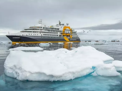 Expeditiecruiseschip vaart langs drijvende ijsschotsen in Antarctica tijdens de 18-daagse rondreis.