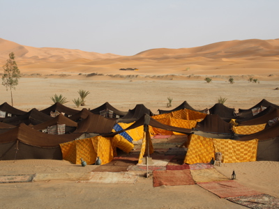 Tentenkamp in de Sahara met zandduinen op de achtergrond tijdens Route Marokko.