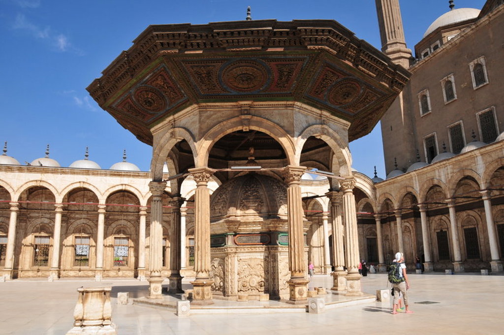 Sultan Hassan-moskee in Caïro met rijk versierde fontein op de binnenplaats, tijdens familiereis Egypte.
