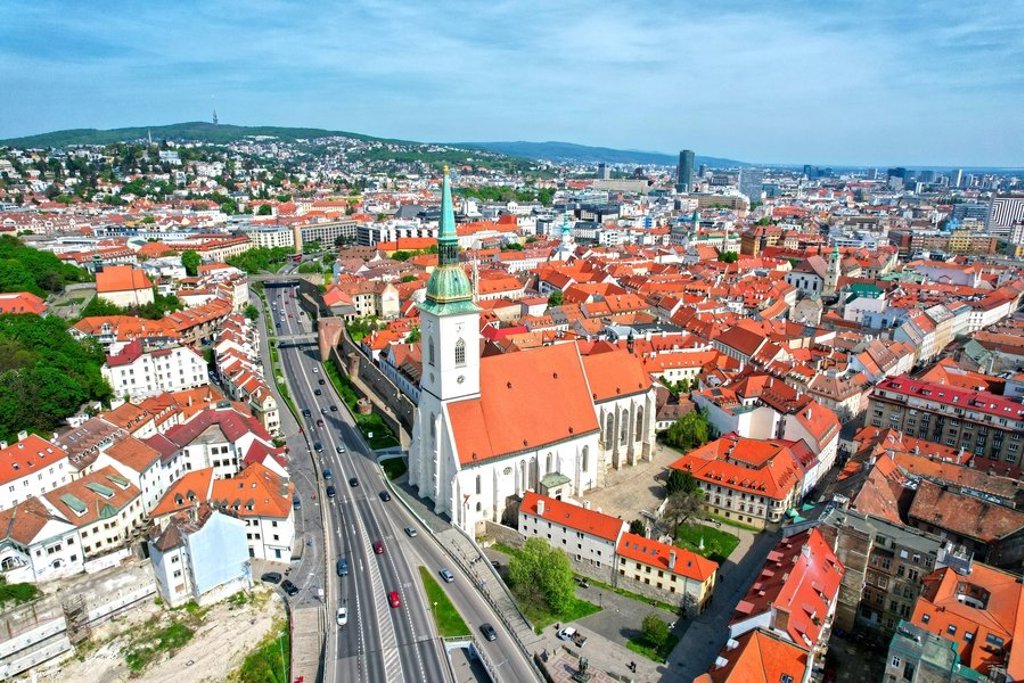 Uitzicht over de Donauvallei met beboste heuvels tijdens een fietsvakantie langs de Donau.