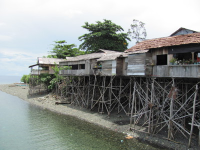 Paaldorp met houten huizen langs de kust van Sulawesi, Indonesië.
