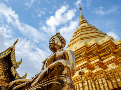 Gouden Boeddhabeeld bij een gouden tempelstupa in Thailand tijdens de 15-daagse Route Thailand.