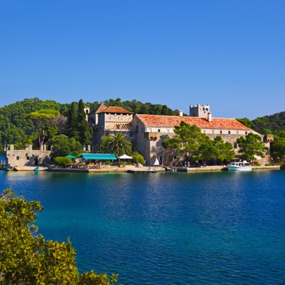 Benedictijnenklooster op eilandje in het Veliko Jezero, Nationaal Park Mljet.