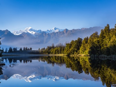 Reflectie van de Zuidelijke Alpen in Lake Matheson bij Fox Glacier, Nieuw-Zeeland.