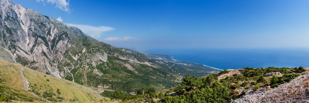 Berglandschap aan de Albanese Rivièra met uitzicht op de Ionische Zee tijdens een wandelvakantie in Albanië.