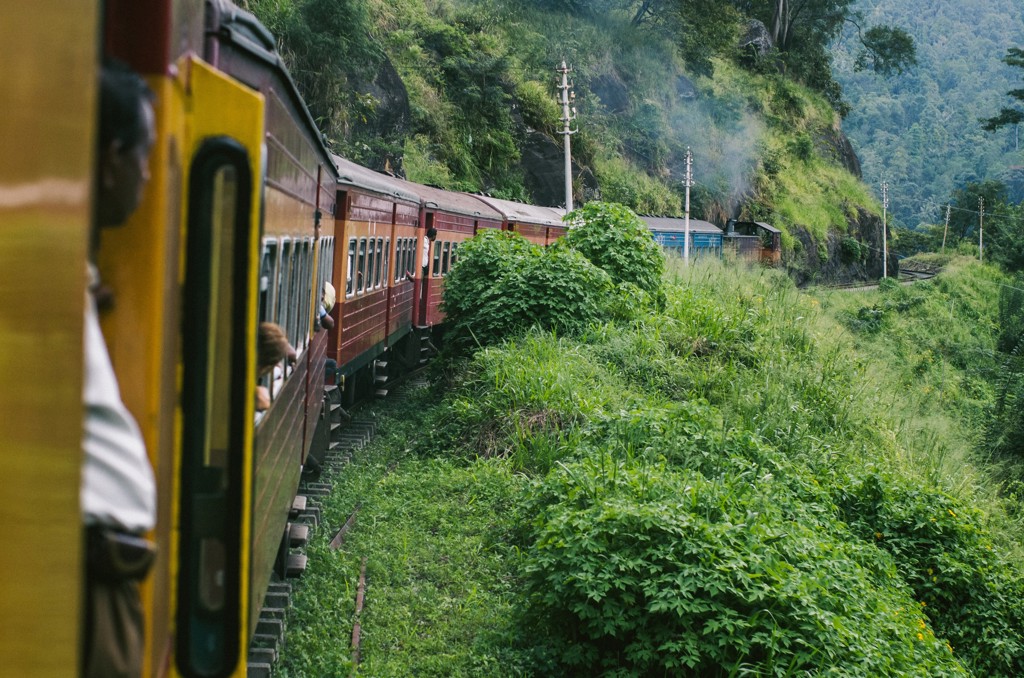 Treinreis door de groene heuvels van Sri Lanka tijdens een groepsrondreis.
