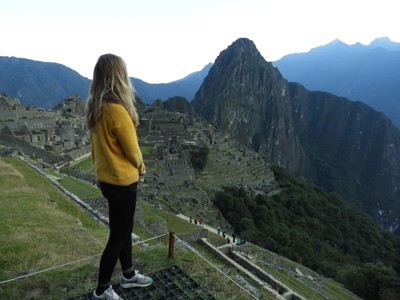 Reiziger kijkt uit over Machu Picchu en de Huayna Picchu-berg in Peru.