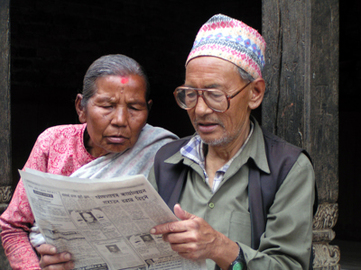 Nepalees echtpaar leest samen de krant tijdens Route Tibet en Nepal.