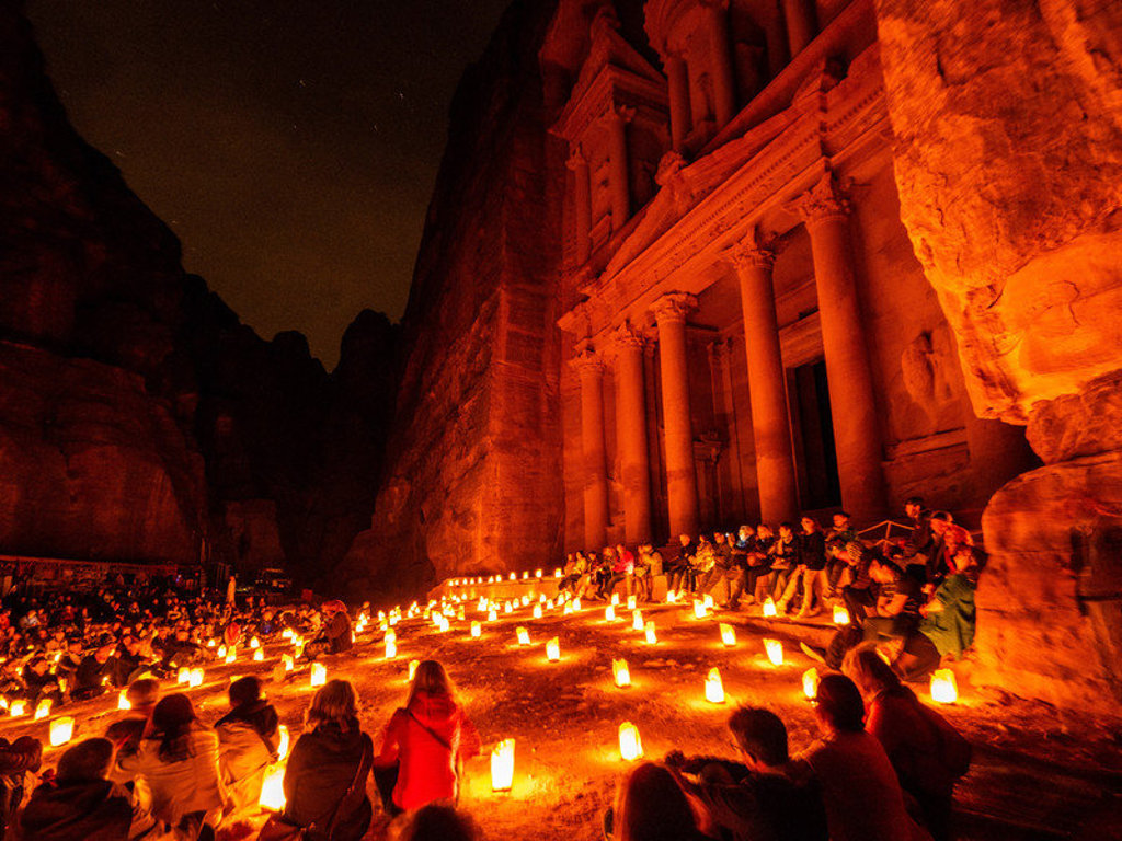 Petra Treasury bij kaarslicht tijdens een avondtour op groepsrondreis Jordanië Hoogtepunten.