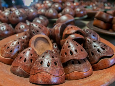 Handgemaakte houten maskers op een markt in Bali.