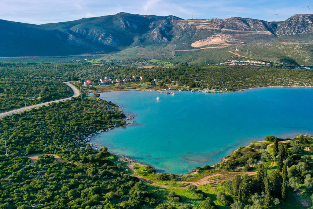 Uitzicht op een baai met turquoise water en bergen aan de Albanese Rivièra tijdens een wandelvakantie in Albanië.