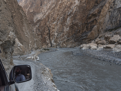 Rit langs de Indus-rivier door een smalle bergkloof in Baltistan, Pakistan.