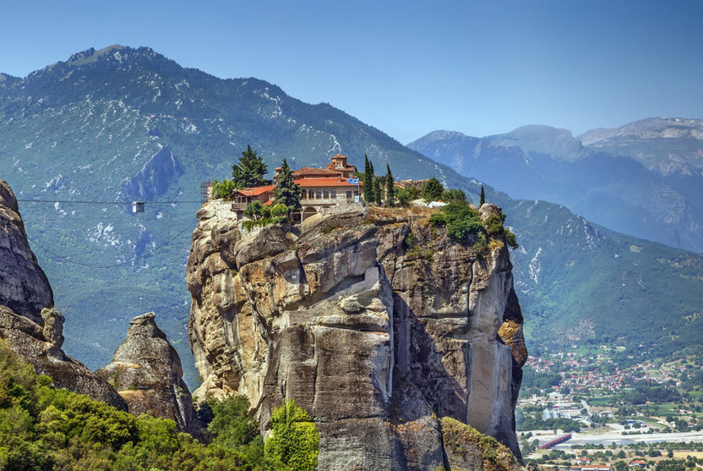 Klooster op een rots in Meteora, Noord-Griekenland, met uitzicht op bergen en vallei.