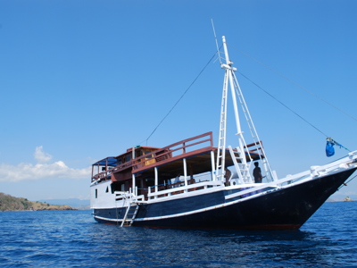 Traditionele boot op zee bij de Kleine Sunda eilanden tijdens de route Kleine Sunda eilanden.