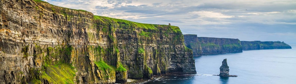 Kliffen van Moher aan de Ierse westkust met steile rotswanden en uitzicht over de Atlantische Oceaan.