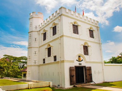 A Famosa-fort in Melaka, West-Maleisië, met witte muren en kantelen onder een blauwe lucht.