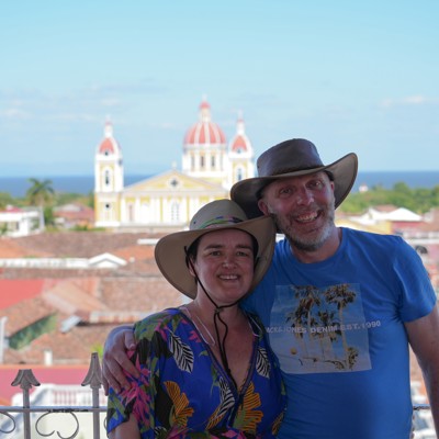Reizigers met hoeden poseren met uitzicht op de kathedraal van Granada tijdens groepsrondreis Nicaragua en Costa Rica.