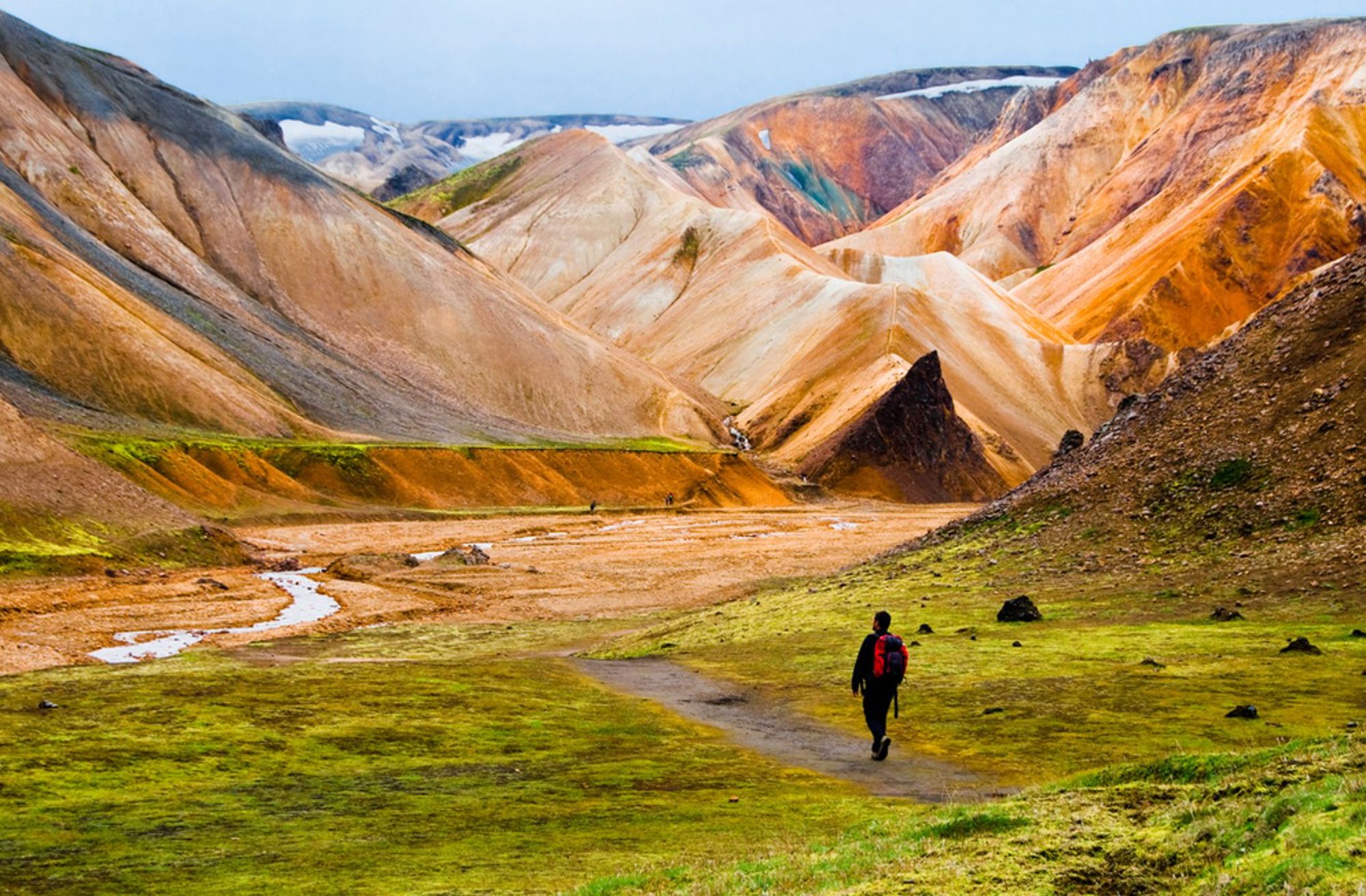 Wandelaar in het kleurrijke rhyolietgebergte van Landmannalaugar, IJsland.