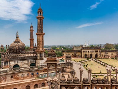 Bara Imambara-complex in Lucknow met koepels en minaretten, Route Noord-India.