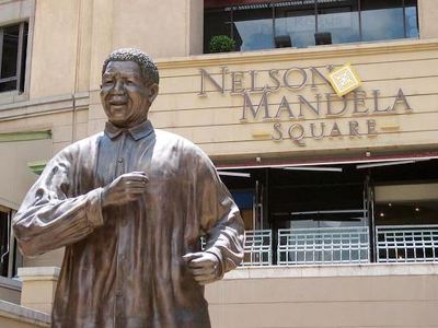 Standbeeld op Nelson Mandela Square in Johannesburg.