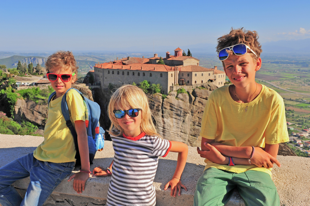 Drie kinderen bij het klooster van Meteora tijdens een familiereis in Noord-Griekenland.