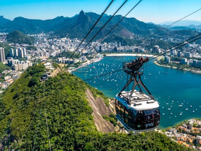 Kabelbaan naar de Suikerbroodberg met uitzicht op Rio de Janeiro en de Baai van Guanabara, Brazilië.