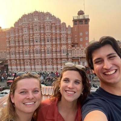 Tijger loopt door hoog gras tijdens een 22-35ers reis India.