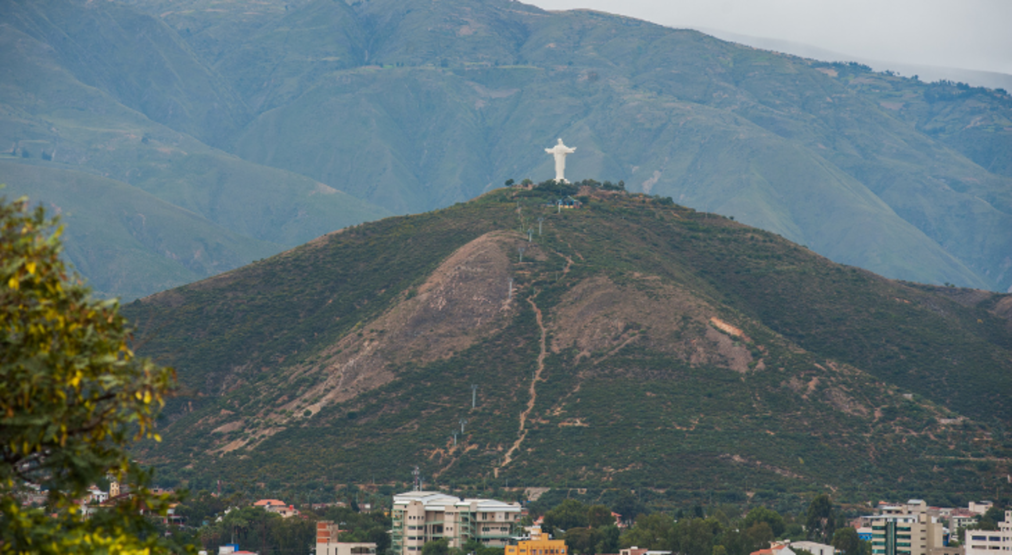 Christusbeeld op de Cerro San Pedro met uitzicht over Cochabamba en de bergen in Bolivia.