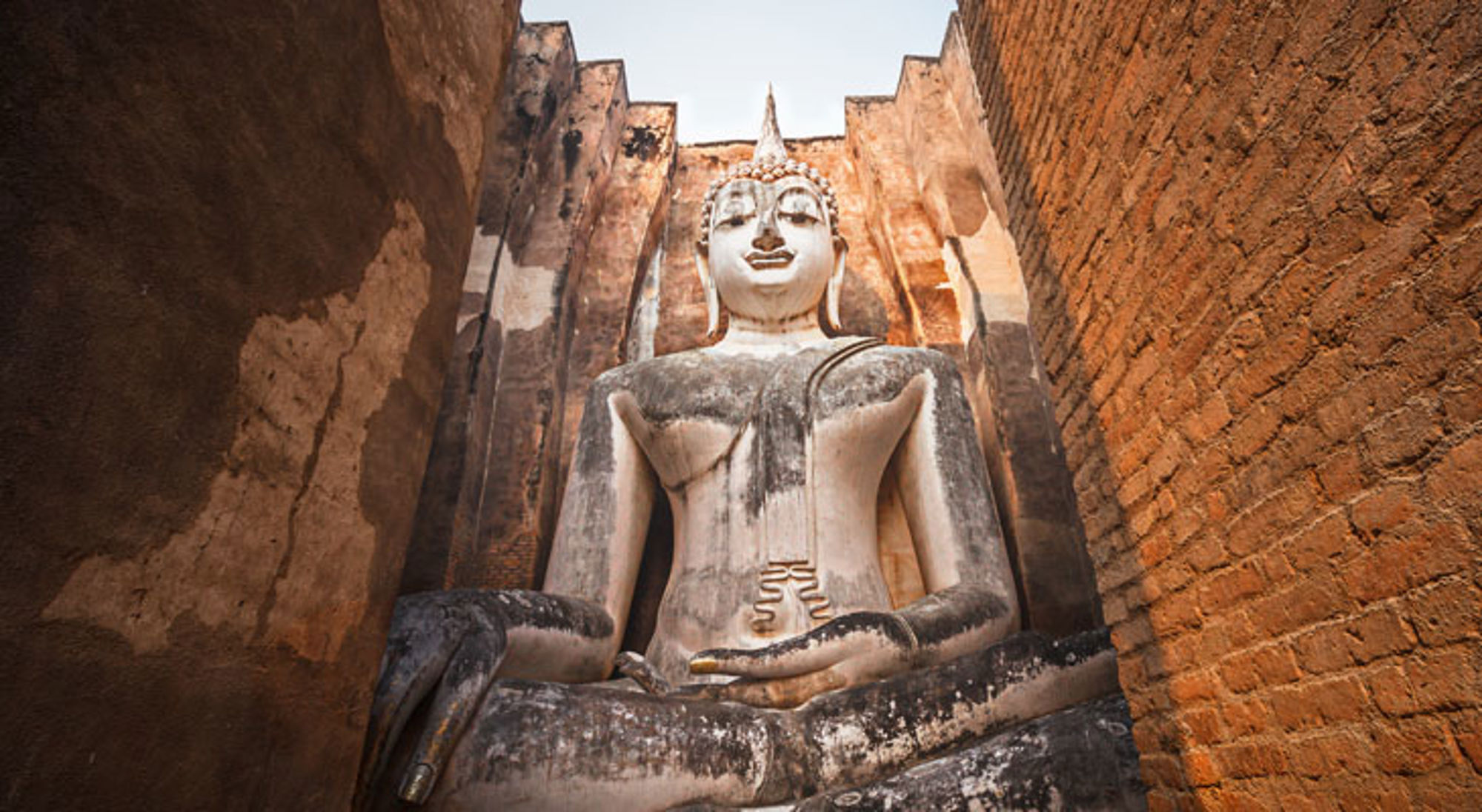 Zittend Boeddhabeeld in de Wat Si Chum-tempel in Sukhothai, Thailand.