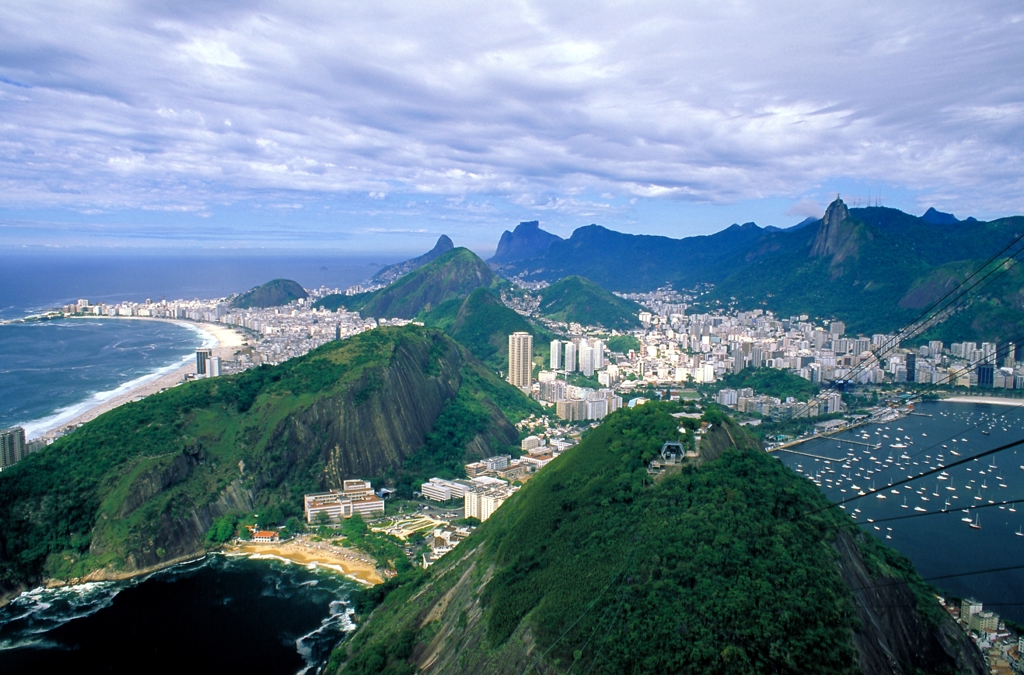 Uitzicht over Rio de Janeiro met stranden, bergen en de Suikerbroodberg tijdens een familiereis Argentinië en Brazilië.