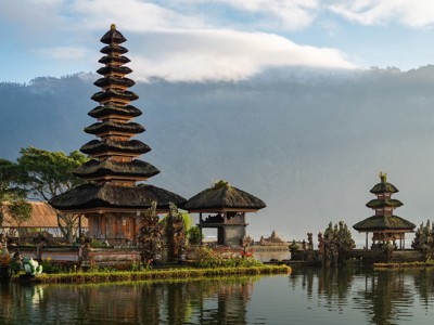 Pura Ulun Danu Bratan-tempel aan het Bratanmeer op Bali, met pagodes en bergen op de achtergrond.